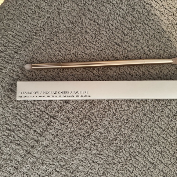 New in box Seint Eyeshadow Brush & Wash Brush - Picture 1 of 6